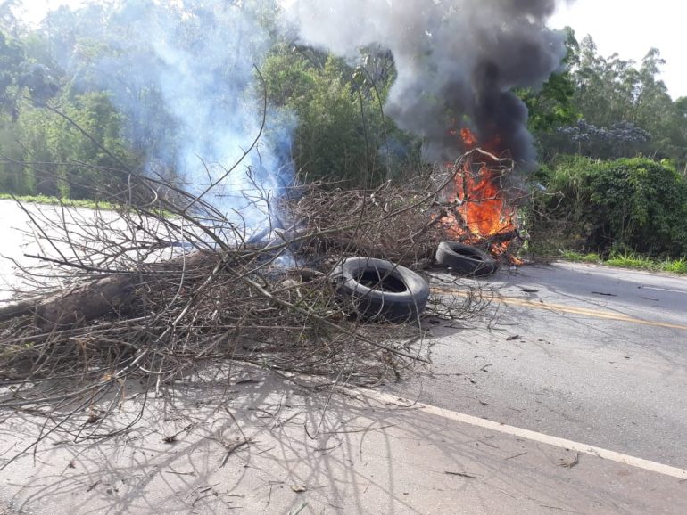 Manifestação bloqueia MG 434 na altura da Ponte dos Machados em Bom Jesus do Amparo