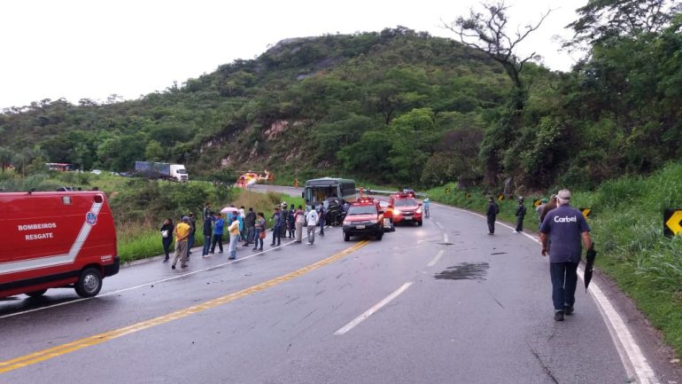 Duas crianças e dois adultos morrem em acidente entre carro e ônibus escolar na BR-381