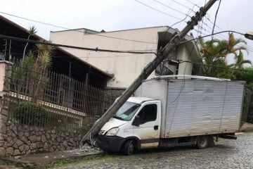Caminhão desgovernado atinge poste no bairro Penha