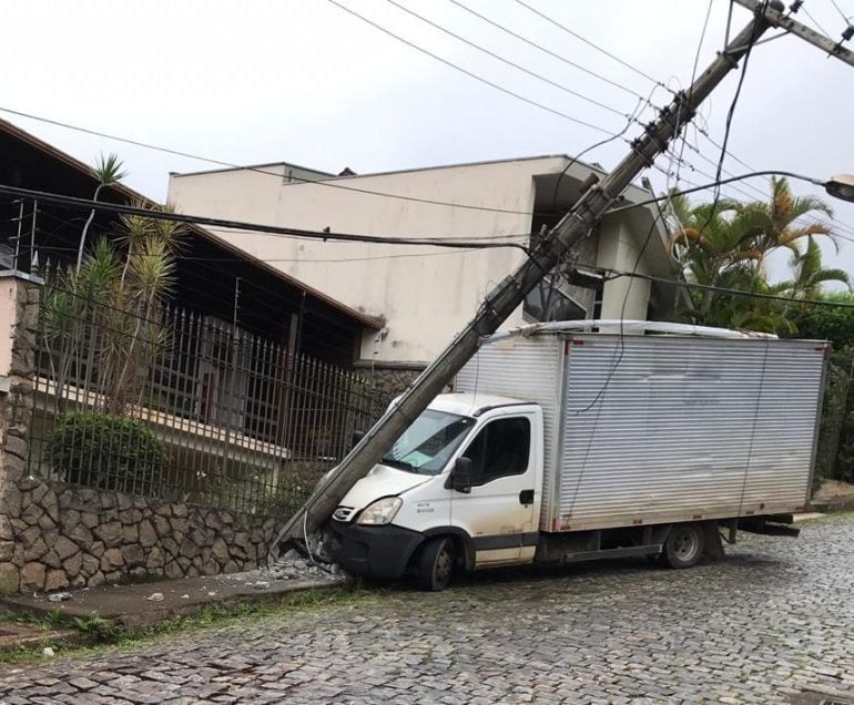 Caminhão desgovernado atinge poste no bairro Penha