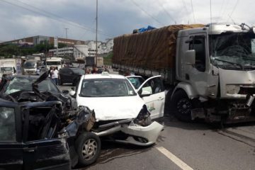 Carreta perde o controle e causa engavetamento na BR-381