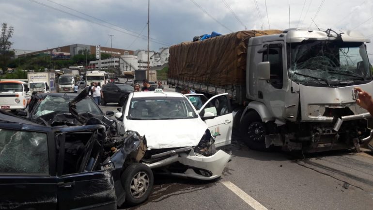 Carreta perde o controle e causa engavetamento na BR-381