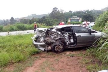 Colisão entre carro e carreta deixa três feridos na BR-381 em João Monlevade