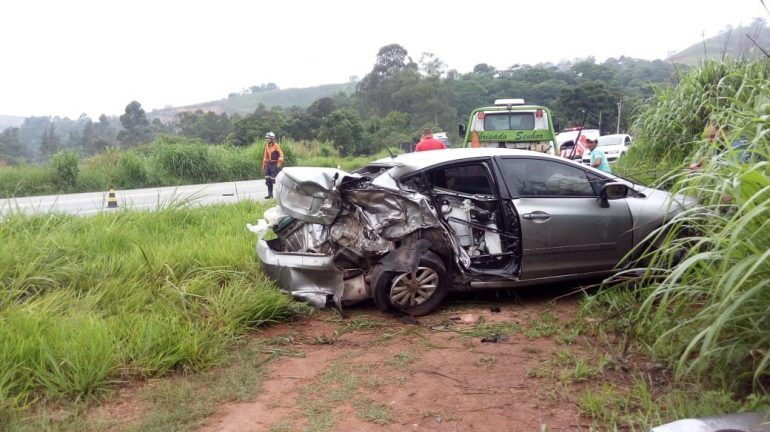 Colisão entre carro e carreta deixa três feridos na BR-381 em João Monlevade