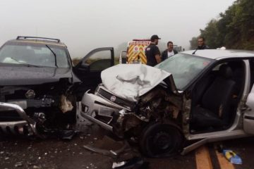 Carros batem de frente e cinco pessoas ficam feridas na estrada do Forninho