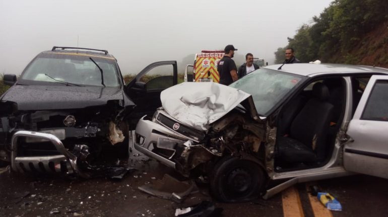 Carros batem de frente e cinco pessoas ficam feridas na estrada do Forninho