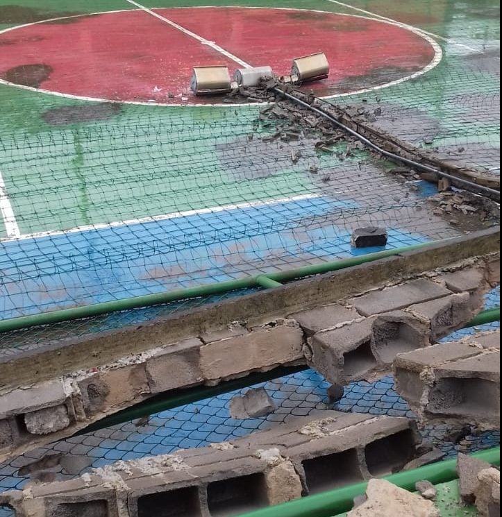 Muro desaba na E.M Prefeito Virgílio Gazire em Itabira