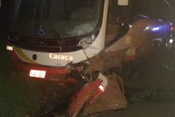 Batida entre carro e ônibus deixa uma pessoa morta em Santa Bárbara
