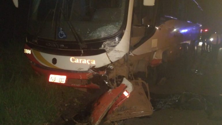 Batida entre carro e ônibus deixa uma pessoa morta em Santa Bárbara