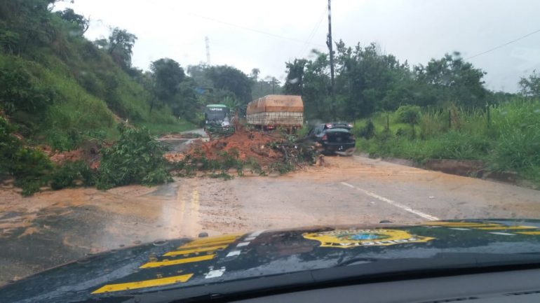 Chuvas provocam interdições na BR-381