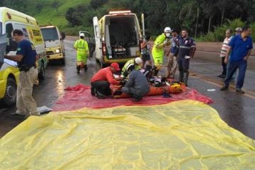 Ônibus capota, deixa 20 feridos e fecha BR 0-40