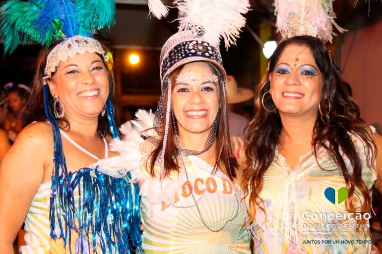 Giro pelo Carnaval: galeria com a folia do domingo em Conceição do Mato Dentro