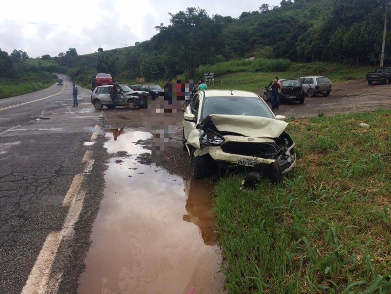 Batida frontal deixa cinco feridos na BR-381