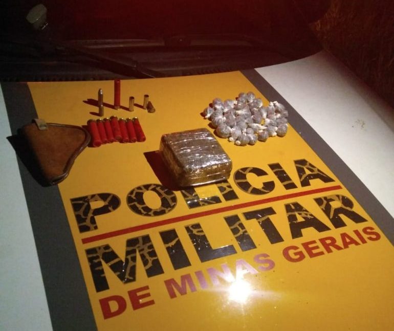 Polícia recolhe drogas e munições após perseguição em rodovia