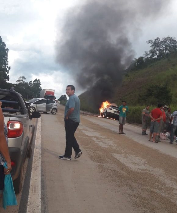 Mulher ferida em acidente na BR-381 permanece internada
