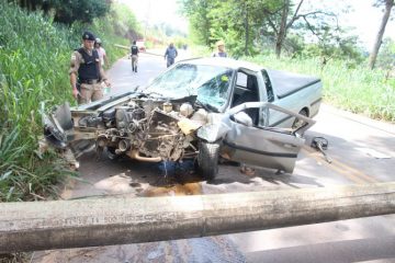 Motorista é socorrido após destruir carro em poste na 105