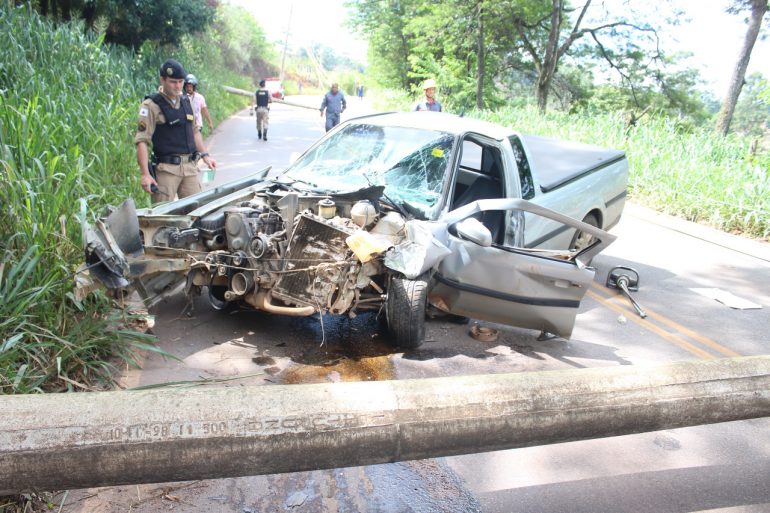 Motorista é socorrido após destruir carro em poste na 105