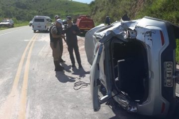 Mulher fica ferida após HB20 bater em barranco e capotar na MG-434