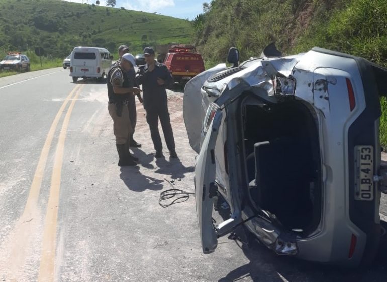Mulher fica ferida após HB20 bater em barranco e capotar na MG-434