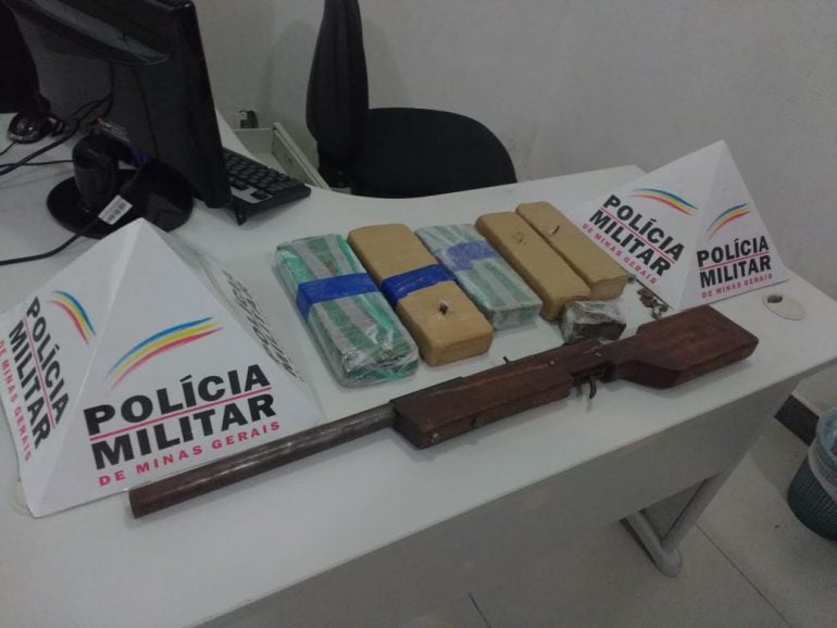 PM apreende grande quantidade de drogas e uma espingarda no Monsenhor José Lopes