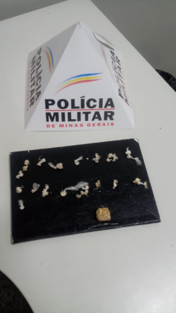 PM apreende pedras de crack e prende dois homens