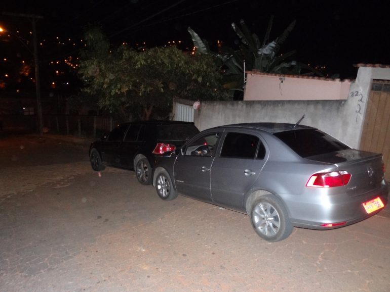 Casal com sintoma de embriaguez é preso após roubar carro de taxista em Itabira