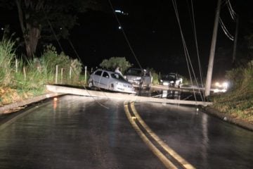 Acidente de carro provoca queda de três postes em Itabira