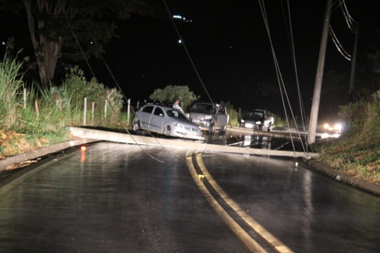 Acidente de carro provoca queda de três postes em Itabira