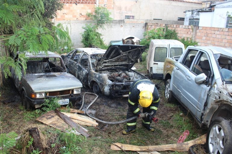 Bombeiros contêm incêndio em sucatas de veículos
