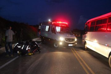Piloto fica ferido ao bater moto de 600 cilindradas contra barranco em rodovia