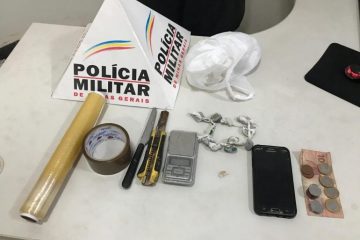 Acusado de tráfico tenta engolir droga ao ser flagrado, briga com policiais e acaba preso