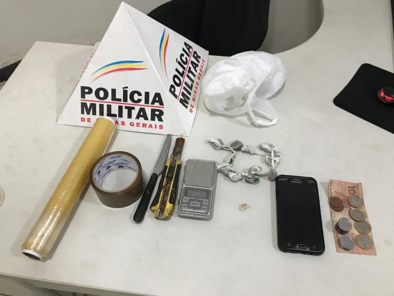 Acusado de tráfico tenta engolir droga ao ser flagrado, briga com policiais e acaba preso
