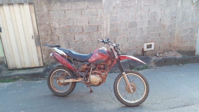 PM recupera moto roubada após perseguição em Itabira