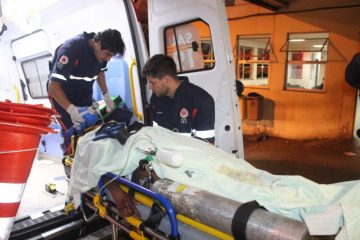 Mulher é socorrida em estado grave após cair da garupa de motocicleta em Itabira