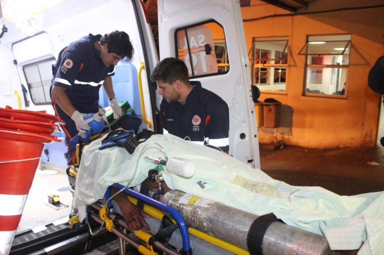 Mulher é socorrida em estado grave após cair da garupa de motocicleta em Itabira