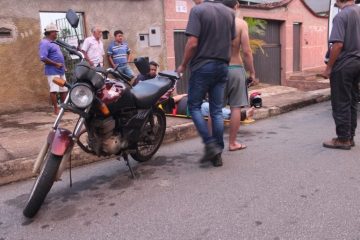Motociclista fica ferido após atropelar cachorro na rua das Margaridas