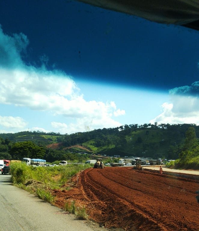 Motoristas relatam suplício em BR-381 lotada na véspera do feriado