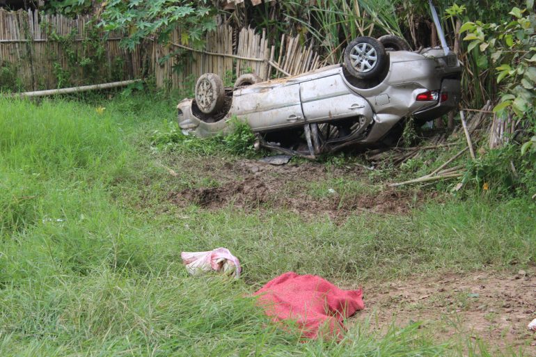 Mulher morre após carro com família capotar em ribanceira