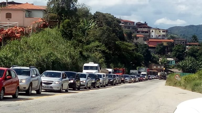 BRs 381 e 040 têm trânsito intenso na volta do feriado