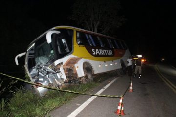 Colisão entre carro e ônibus deixa vítima fatal na MGC-120