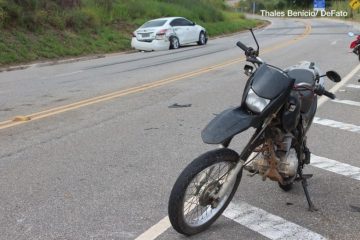 Homem sofre fratura exposta em acidente envolvendo carro, moto e caminhão em Itabira