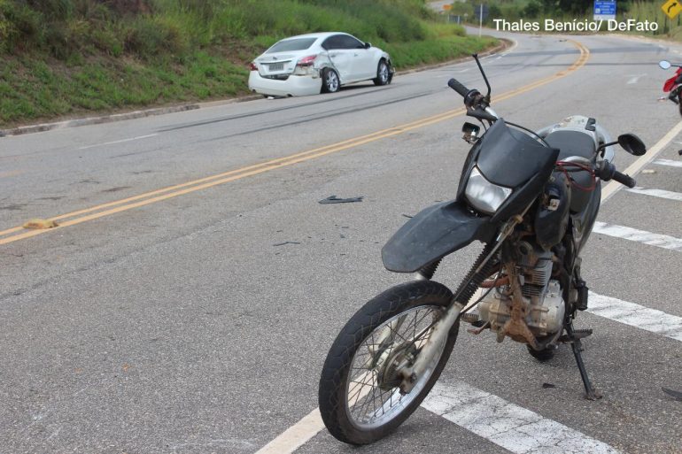 Homem sofre fratura exposta em acidente envolvendo carro, moto e caminhão em Itabira