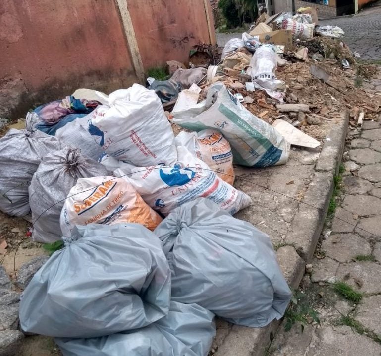 Entulhos jogados em rua do bairro Juca Rosa oferecem riscos a alunos