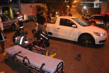 Motociclista fica ferido ao bater em caminhonete na avenida Ipiranga