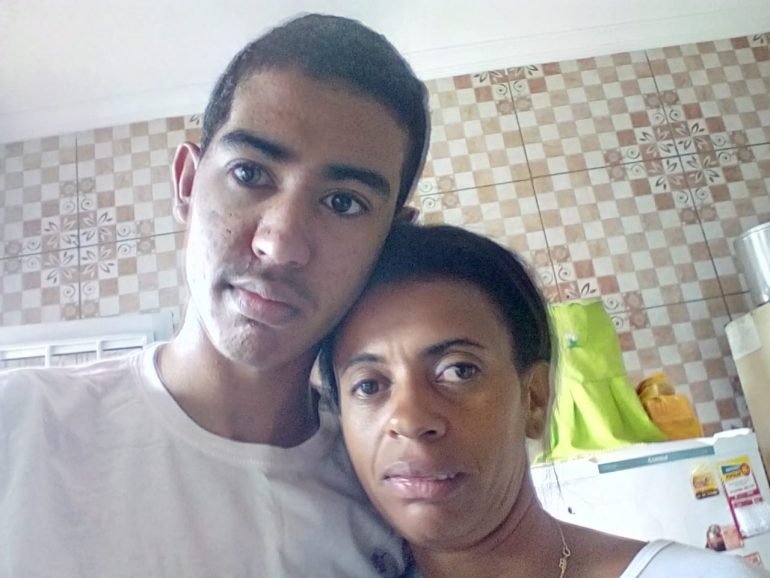 Adolescente com doença rara sofre com falta de medicamento do Sus