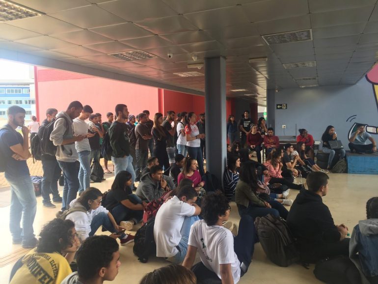 Técnicos administrativos da Unifei decidem por paralisação contra o corte de verba