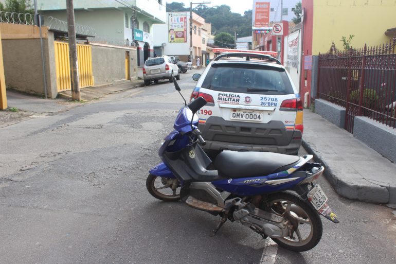 Moto furtada próximo à Delegacia é encontrada pela polícia no Centro de Itabira