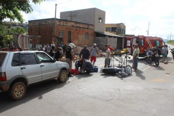 Mulher é socorrida após batida entre carro e moto na rua Humberto Campos