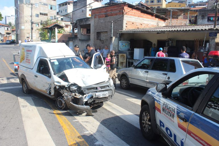 Perseguição pelas ruas de Itabira tem batidas em vários carros e acaba em prisão