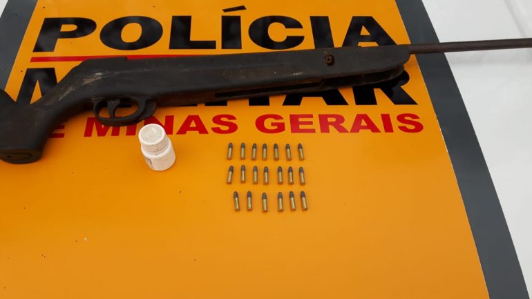 Polícia apreende espingarda de pressão adaptada para munição
